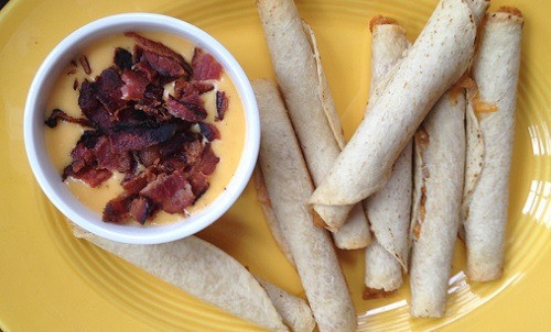 🌮🔥 Taquitos z pikantnym dipem z bekonu i sera cheddar! 🧀🥓