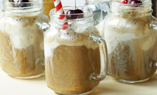 🍹 Przepis na Root Beer Float – klasyczny amerykański deser w szklance! 🍨