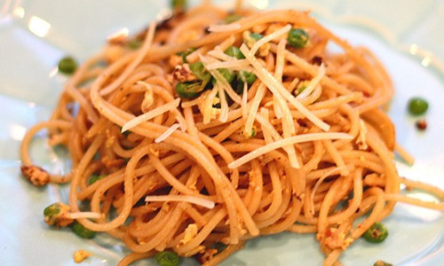 🍝✨ Pełnoziarniste spaghetti z groszkiem i pancettą ✨🍝