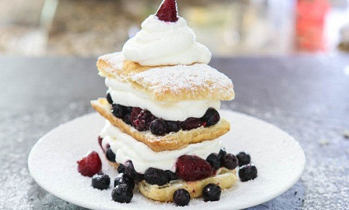 🍓🥧 Mixed Berry Napoleons – Pyszny deser na lato! 🥧🍇