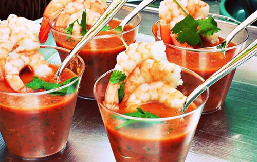 🥣 Letni Gazpacho z Krewetkami 🍤🌞 Chcecie poczuć smak lata w jednej misce? 🌿☀️ Ten lekki i orzeźwiający gazpacho z krewetkami to idealny sposób na gorące dni! 🍅🥒🥑