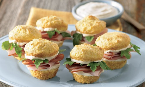 🥪✨ Mini kanapki „Ham and Cornbread Sliders” – idealne na imprezę! ✨🥪