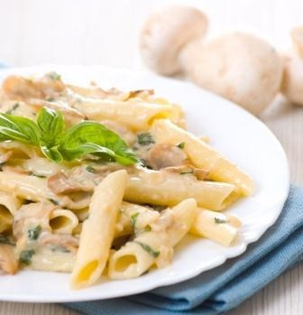 🍝 Penne w Kremowym Sosie z Wódką 🍸✨ Szukasz przepisu na szybki, a zarazem wykwintny obiad? Ten kremowy sos z wódką sprawi, że Twoje penne stanie się hitem w kuchni! 😋
