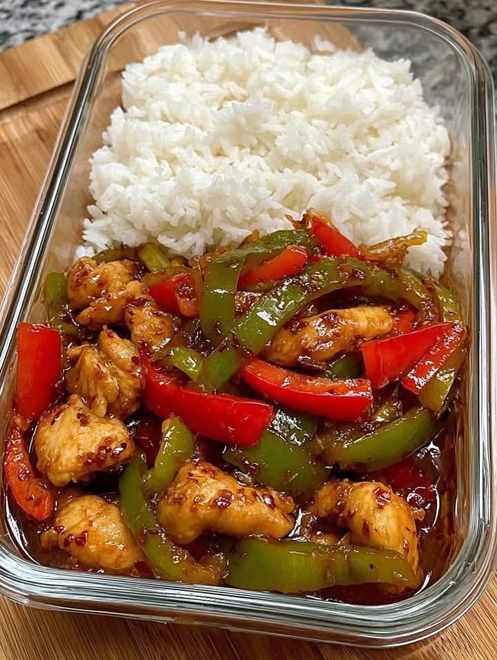 SIZZLING GARLIC CHICKEN STIR-FRY WITH PEPPERS & STEAMED RICE 