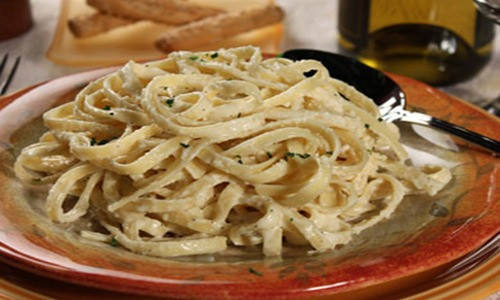 🍝 Przepis na Fettuccine Alfredo – kremowa włoska klasyka! 🧀✨