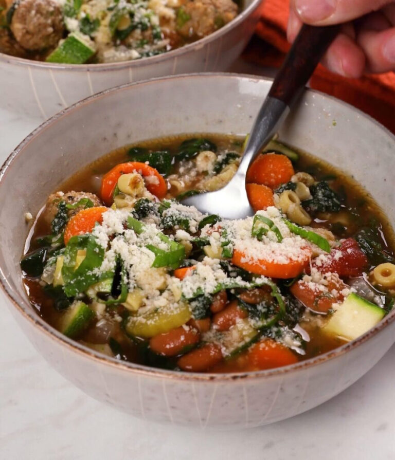 🍲 Slow-Cooker Meatball Minestrone – Idealny Komfort w Miseczce! 🍲