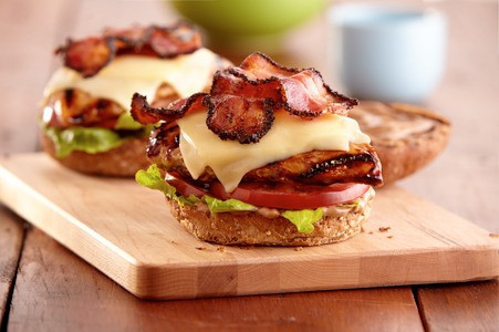 🥪 Balsamic Grilled Chicken Sandwich – Pyszna propozycja na lunch! 🥗🍅