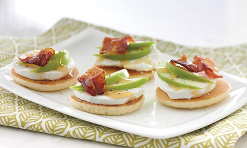 🍏🥓🧀 Kanapki z kozim serem, jabłkiem i boczkiem – idealna przekąska na każdą okazję! 🧀🥓🍏