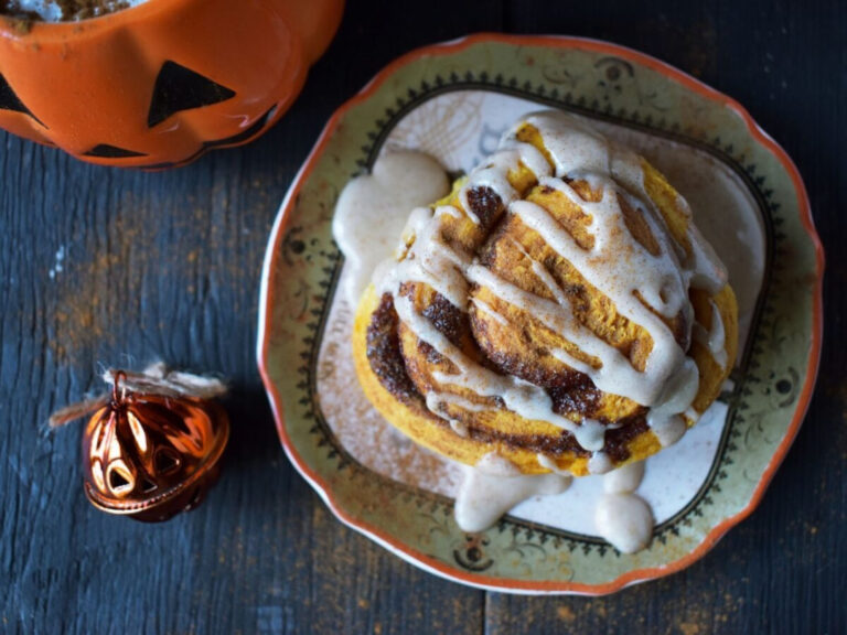 🎃✨ Pumpkin Spice Cinnamon Rolls – Dyniowo-Korzennie! ✨🎃