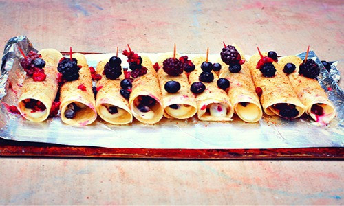 🍓🍫 Mrożone roladki jogurtowe z mieszanymi jagodami i ciemną czekoladą 🍫🍓