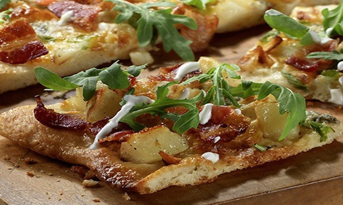 🥖 Flatbread z ziemniakami, serem pleśniowym, boczkiem i szczypiorkiem 🥓🧀🥔