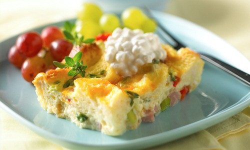 🍳🧀 Przepis na Cheesy Egg Bake – Pyszne i Szybkie Śniadanie! 🧀🍳