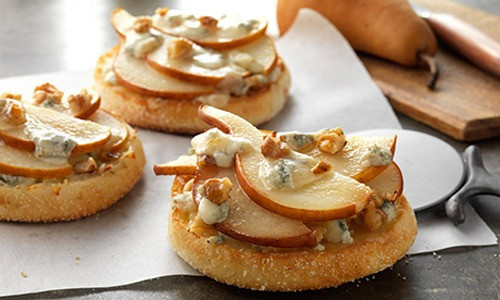 🍐🍕 Pizza z Gorgonzolą i Gruszką – smak elegancji na talerzu! 🧀✨