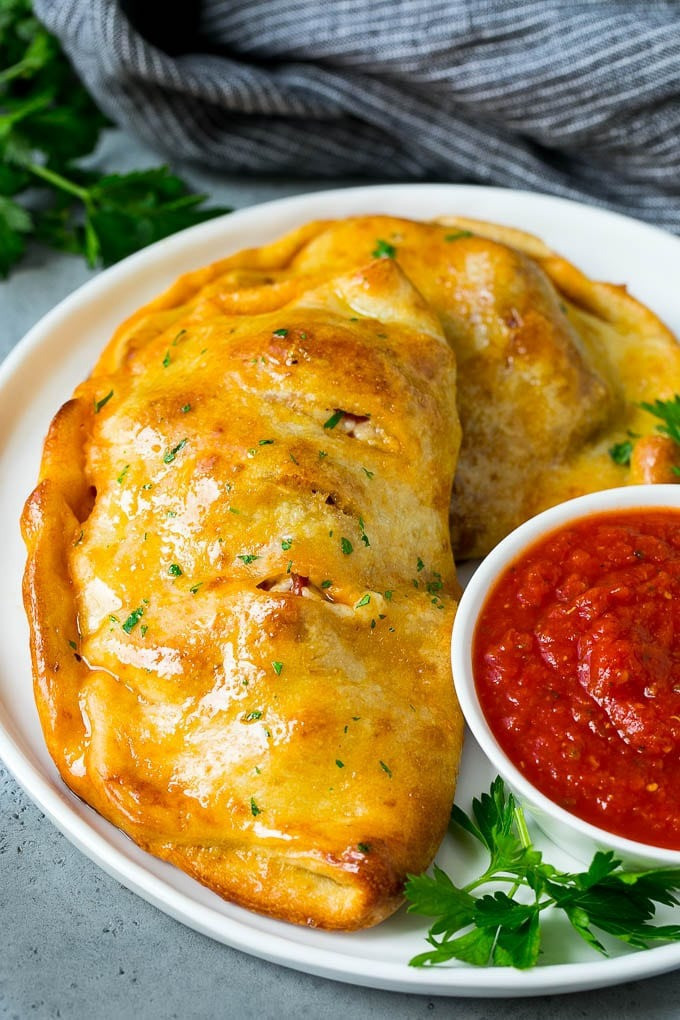 🍽️ Przepis na PYSZNE Calzone z Kiełbasą! 🌭🧀