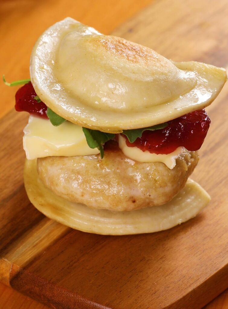 🍂 Mini Pierogi z Indykiem i Żurawiną – idealne na jesienne spotkania! 🦃🍒