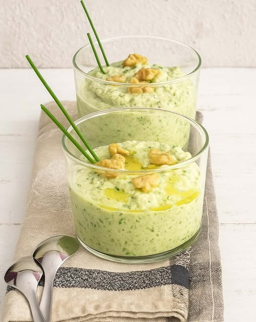 Krem z cukinii z mascarpone i orzechami włoskimi: świeży i kremowy deser…