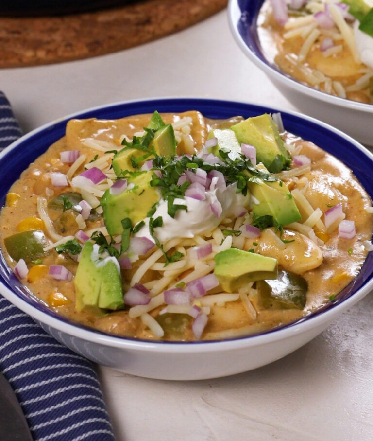 🔥 Rozgrzewające Chili z Pierogami w Sosie Salsa Verde i Serem 🥟🧀🌶