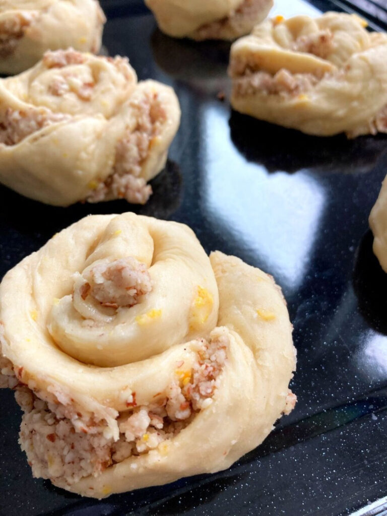 Moja mama zaczęła je robić niemal natychmiast po opublikowaniu przepisu na Bake-off w 1957 roku. Były rarytasem, kiedy byliśmy dziećmi, a ja nie robiłam ich od lat! To moje ulubione. Zamierzam zacząć robić partię – w niedzielę jadę w podróż, a te będą naprawdę pyszne w drodze na mecz. Przepis w