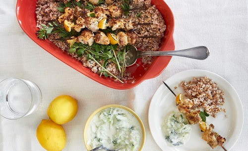 🔥🥙 Greckie kebaby z kurczaka w jogurcie 🥙🔥 Chcesz poczuć smak wakacji w Grecji w swoim domu? 🇬🇷✨ Ten przepis na kurczaka marynowanego w jogurcie greckim jest prosty, aromatyczny i idealny na grill lub patelnię! 🍢