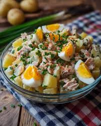 Sałatka ziemniaczana z tuńczykiem i jajkami na twardo