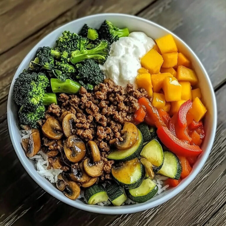 Miska ryżu z mielonym mięsem i smażonymi warzywami