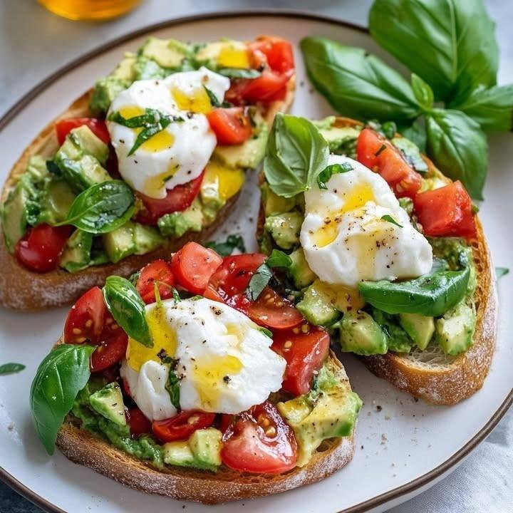 Bruschetta z awokado i burratą z pomidorami na rustykalnym chlebiePrzepis w pierwszym komentarzu 👇👇👇