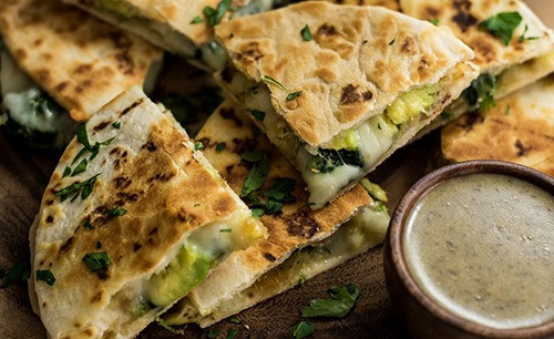 🌿🍤 Mini Quesadillas ze Szpinakiem i Krewetkami z Awokado 🥑🫔 Szukasz szybkiej i pysznej przekąski? Te mini quesadillas są idealne – chrupiące, pełne smaku i kremowego awokado! 😋✨