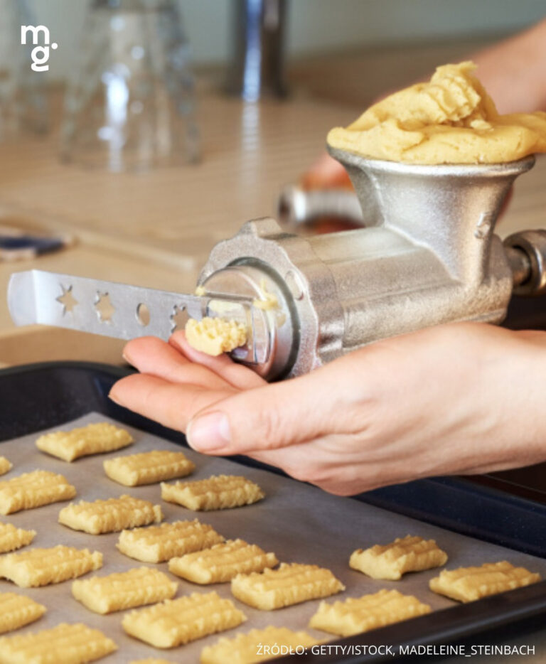 Przepis na te świąteczne ciasteczka znała każda babcia z PRL-u. Bez masła, a chrupiące w punkt i pełne smaku 💛🍪