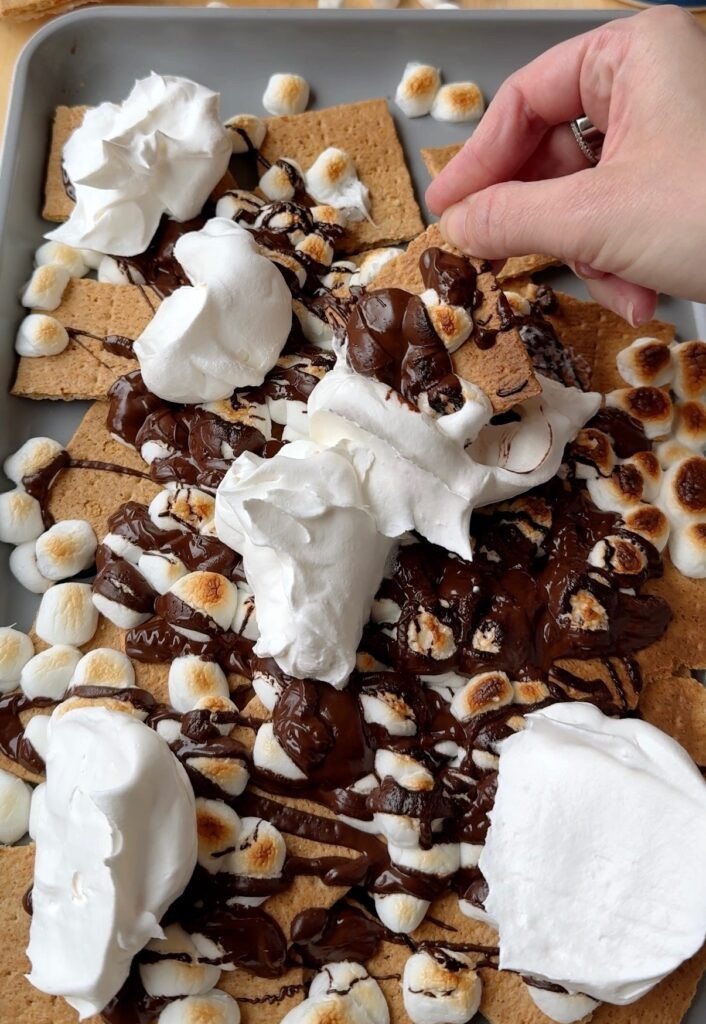 🔥🍫 S’MORES NACHOS – DESER, KTÓRY ROZPIEŚCI KAŻDE PODNIEBIENIE! 🍪🔥
