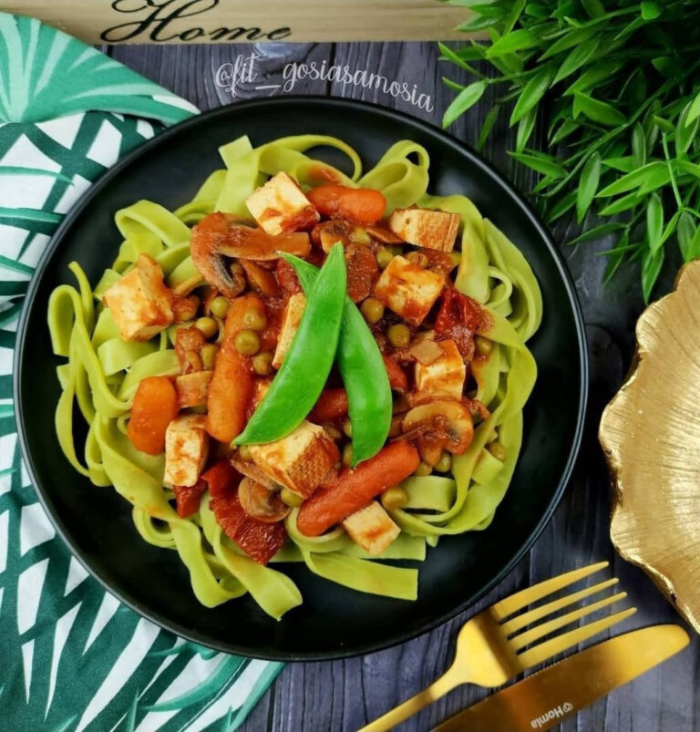 Zielony Tagliatelle z Warzywami i Tofu w Aromatycznym Sosie Pomidorowym