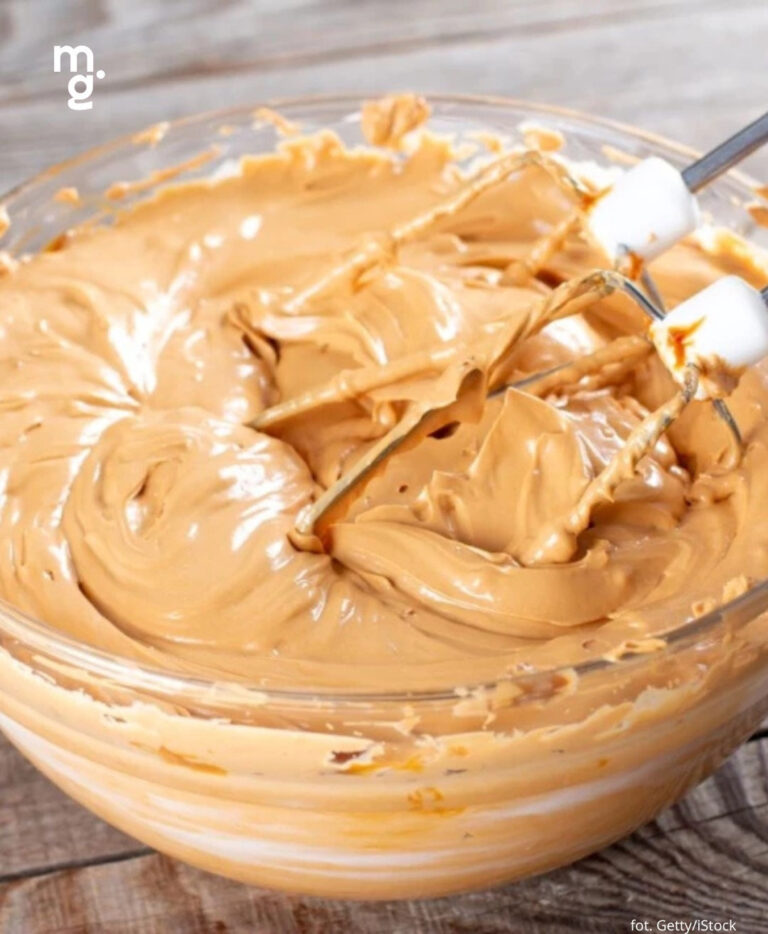 Bi ty karmel jest jeszcze lepszy do ciast niż kajmak. Puszysty, lekki i tylko z 3 składników 🥰😍