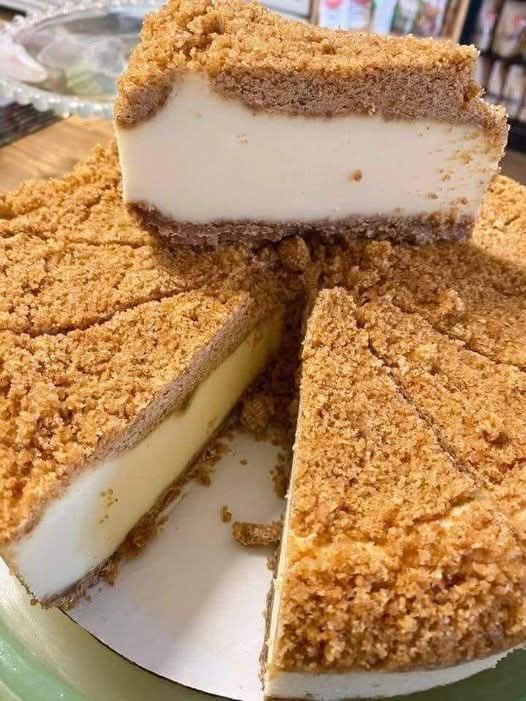Creamy Graham Cracker Cheesecake with a Buttery Crust
