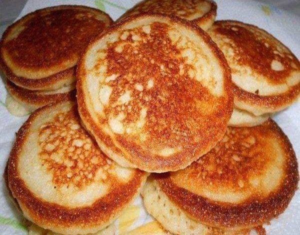 Klasyczne południowe Johnnycakes z mąki kukurydzianej